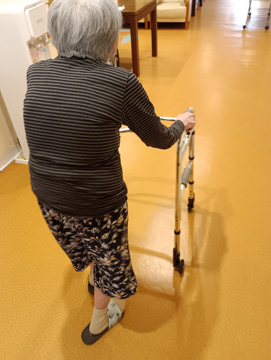 歩行器を使って歩くBさん